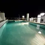 아파트 Penthouse With Private Pool, Hot Tub Jacuzzi With Sea Views And Chill-out Zone, Close To The Sea 마르베야